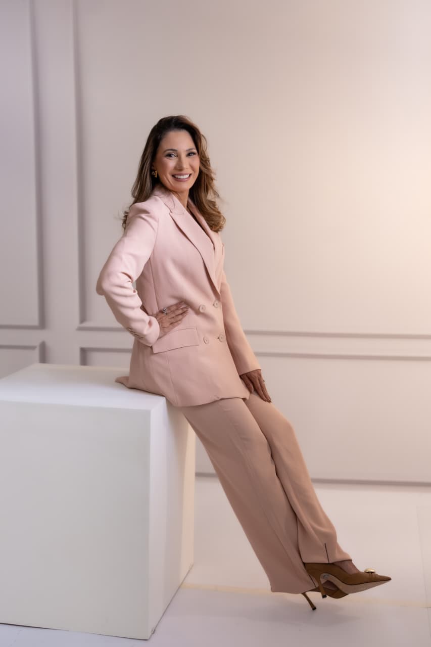 Dra. Avany Palmeira sorrindo, em ensaio profissional